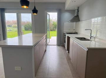 Casa · 200m² · 4 Ambientes · 2 Cocheras · Casa Venta Hasras del Sur II Apta Banco Financia