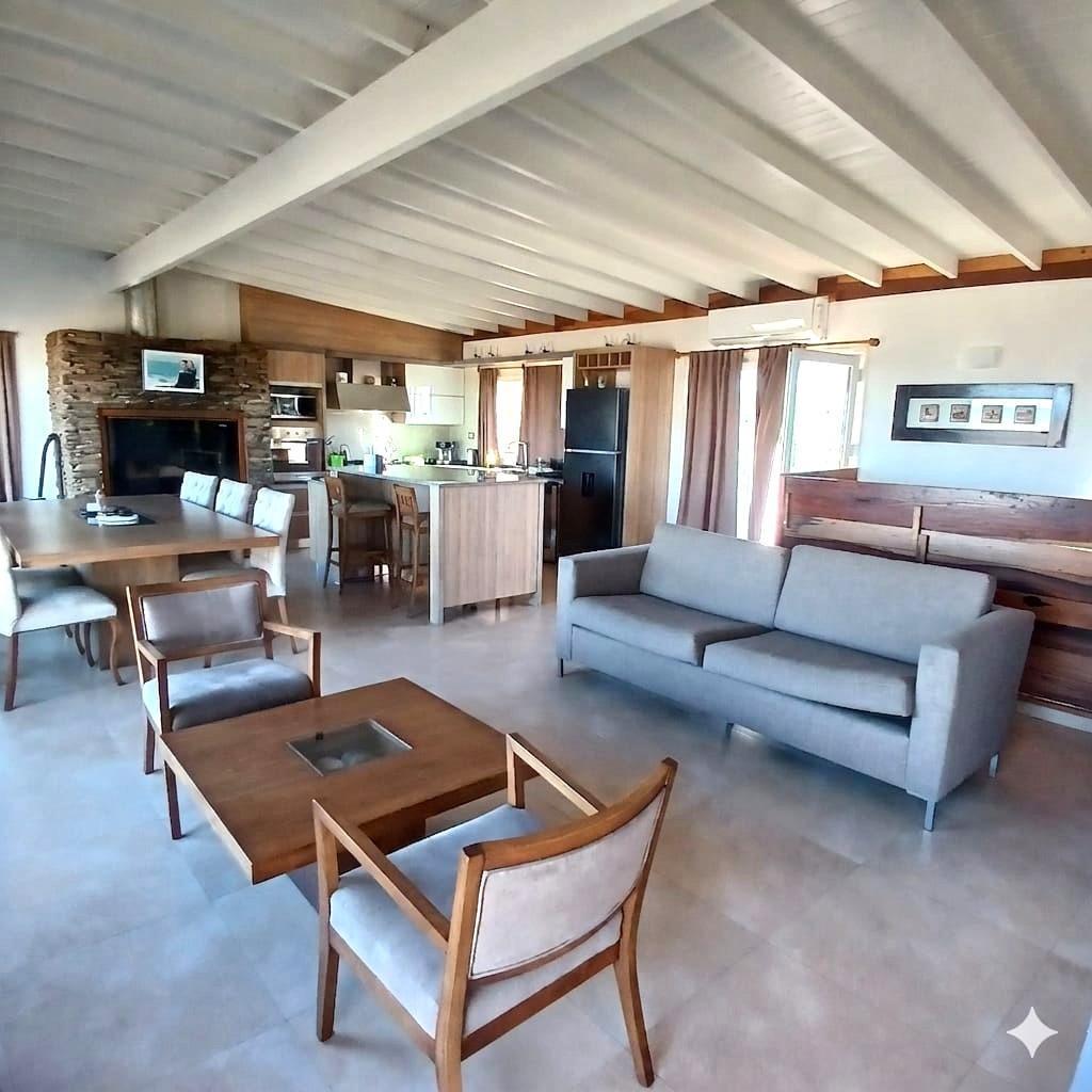 En venta moderna residencia frente al mar, 465m², 3 amb, 2 dorm, 2 baños, 4 coch.