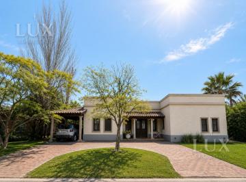Casa · 213m² · 5 Ambientes · 4 Cocheras · Casa en Venta de 5 Ambientes en Villanueva Una Planta Apta Credito Luminosa Moderna