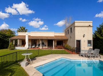Casa · 213m² · 5 Ambientes · 4 Cocheras · Casa en Venta de 5 Ambientes en Villanueva Una Planta Apta Credito Luminosa Moderna