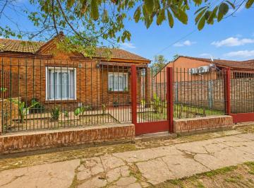 Casa · 59m² · 3 Ambientes · 3 Cocheras · Casa 3 Ambientes con Amplio Lote, Entrada Para Varios Autos y Jardin - Malvinas Argentinas