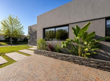 Casa · 142m² · 4 Ambientes · 2 Cocheras · Casa en Venta en Santa Guadalupe, Pilar del Este, Pilar