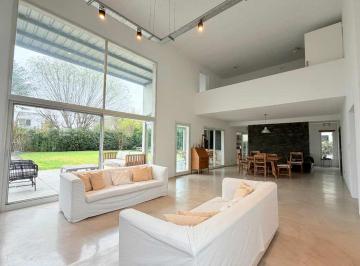 Casa · 297m² · 7 Ambientes · 2 Cocheras · Casa en Venta 7 Amb en Las Liebres con Quincho