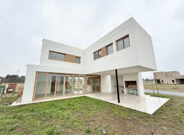 Casa · 163m² · 5 Ambientes · 2 Cocheras · Casa en Venta a Estrenar en Barrio Nativas, Puertos del Lago
