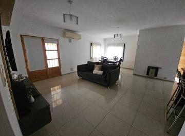 Casa · 264m² · 3 Dormitorios · 2 Cocheras · Casa en Venta
