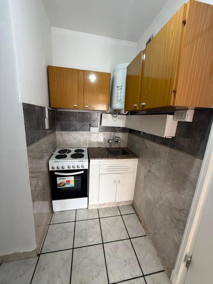 Venta departamento monoambiente en estado original A la calle – zona aldrey