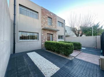 Casa · 180m² · 4 Ambientes · 2 Cocheras · Casa en Venta 4 Ambientes Playroom