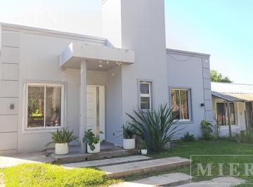 Casa · 120m² · 4 Ambientes · 1 Cochera · Casa en Venta Barrio Semi Cerrado en Loma Verde.