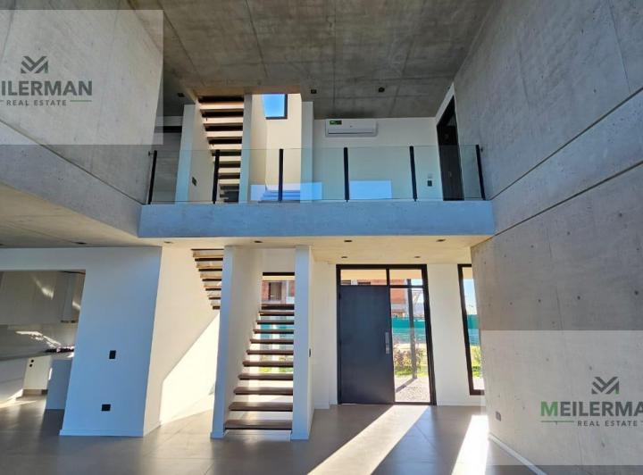 Casa · 346m² · 6 Ambientes · 3 Cocheras