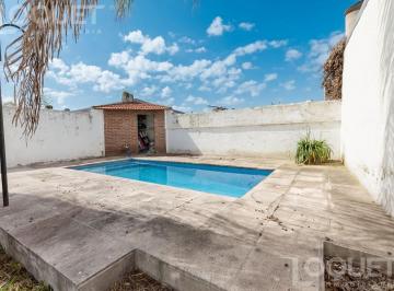 Casa · 113m² · 4 Ambientes · 2 Cocheras · Casa 2 Dorm., Patio con Piscina y Cochera en Venta. Barrio Centenario, Santa Fe