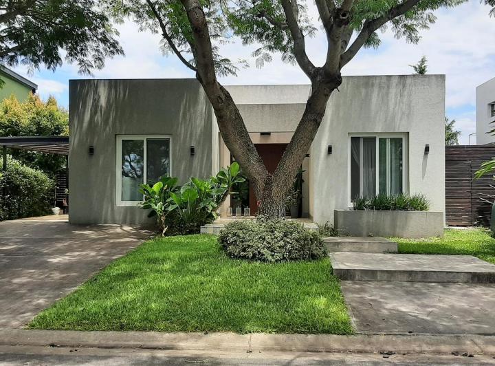 Casa · 150m² · 4 Ambientes · 3 Cocheras