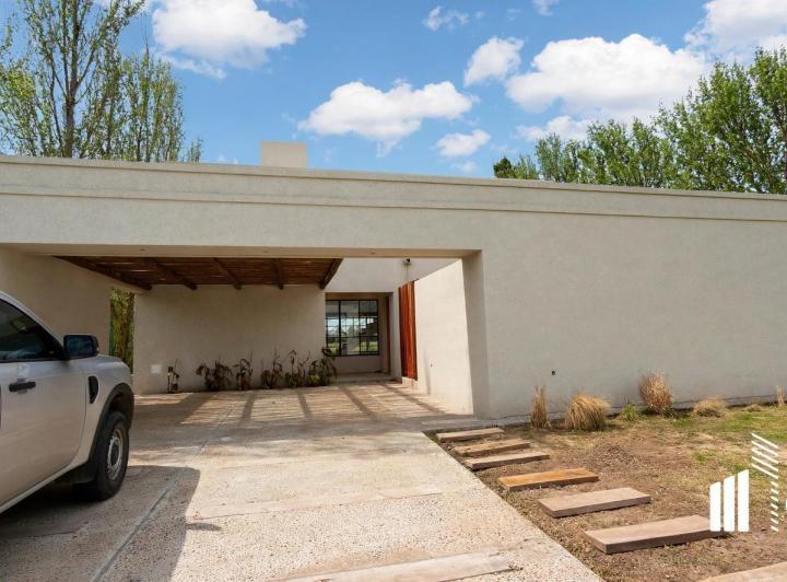 Casa · 260m² · 6 Ambientes · 2 Cocheras