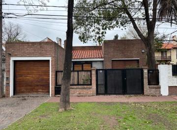 Casa de 3 ambientes, Rosario · Casa 2 Dormitorio - Pequeño Jardín con Pileta - Radiadores. a Pasos de La Plaza V. López y Planes