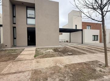 Foto · Casa con Pileta en Manzana Central de Distrito Sur