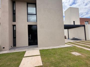 Foto · Casa con Pileta en Manzana Central de Distrito Sur