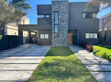 Casa · 280m² · 5 Ambientes · 6 Cocheras · Venta Casa Brisas Adrogue 5 Ambientes Apto Crédito Permuta