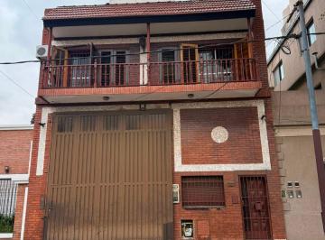 Bodega-Galpón , Lanús · En Venta Inmueble en Block de Galpon y 2 Deptos 3 Amb en Planta Alta en Lanus. Apto Credito!