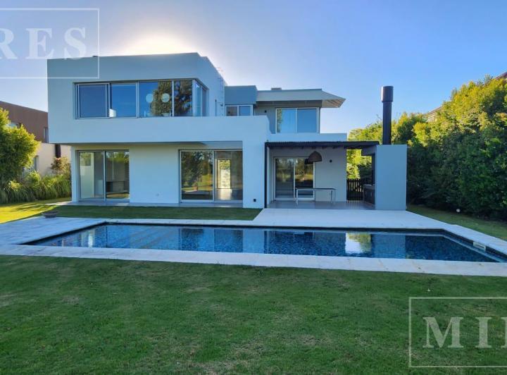 Casa · 400m² · 6 Ambientes · 2 Cocheras
