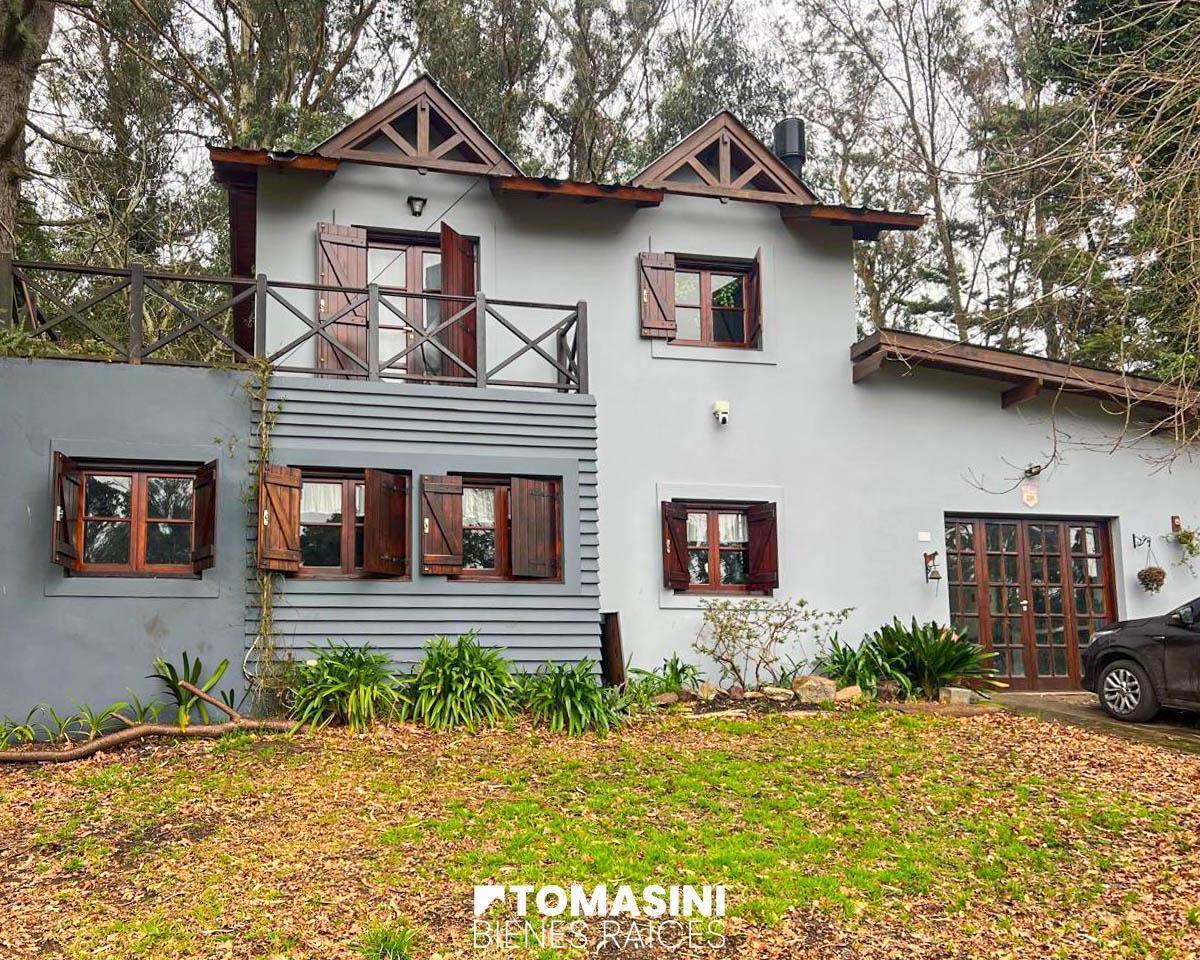 Excelente chalet de 4 ambientes distribuido en dos plantas con garage