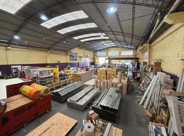 Local comercial · 920m² · 3 Ambientes · 1 Cochera · Amplio Galpón Sobre Av Champagnat de 921 m² - Barrio 9 de Julio - Alquiler