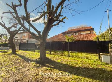 Casa · 233m² · 5 Ambientes · Chalet 5 Amb con Parque y Cochera. Marcos Sastre Al 2200