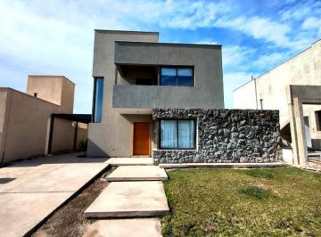 Casa · 378m² · 5 Ambientes · 2 Cocheras · Casa en Venta Barrio Privado Yrigoyen Maipú, 3 Dorm., 2 en Suite, 4 Baños, Jardín, Cocheras