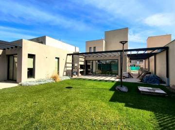 Casa · 378m² · 5 Ambientes · 2 Cocheras · Casa en Venta Barrio Privado Yrigoyen Maipú, 3 Dorm., 2 en Suite, 4 Baños, Jardín, 2 Cocheras