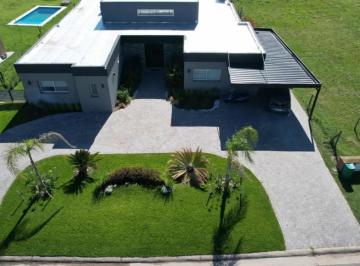 Casa · 245m² · 5 Ambientes · 3 Cocheras · Hermosa Casa a La Venta en Haras Santa María Escobar