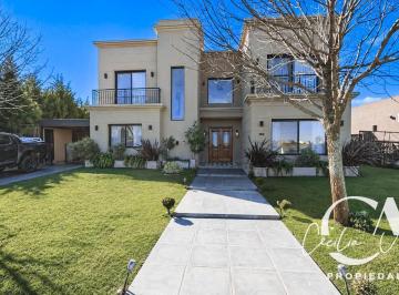 Casa · 211m² · 6 Ambientes · 4 Cocheras · Casa en Venta Apta Credito en San Sebastian