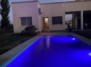Quinta vacacional · 160m² · 2 Ambientes · Quinta en Av Los Fresnos, a 2 Cuadras de Valeria de Crotto.