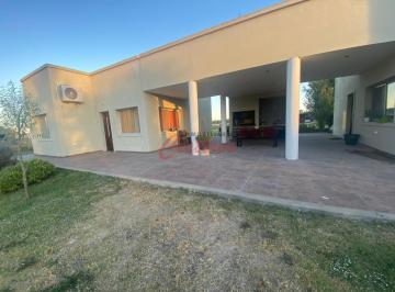 Quinta vacacional · 160m² · 6 Ambientes · Quinta en Av Los Fresnos, a 2 Cuadras de Valeria de Crotto.