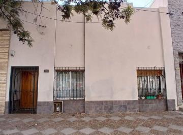 Casa · 141m² · 5 Ambientes · Propiedad a Reciclar en El Centro de Gral. Alvear
