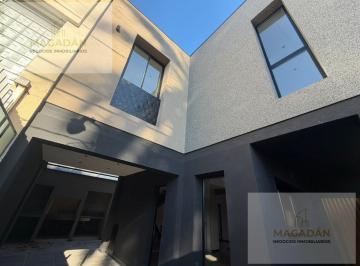 Casa · 137m² · 4 Ambientes · 1 Cochera · Venta de Casa 4 Ambientes en Villa Sarmiento - Apto Crédito