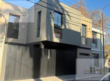 Casa · 137m² · 4 Ambientes · 1 Cochera · Venta de Casa 4 Ambientes en Villa Sarmiento - Apto Crédito