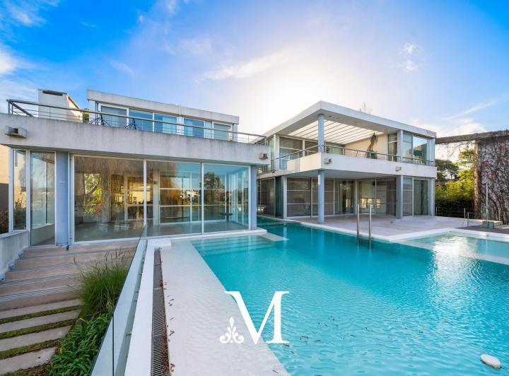 Casa · 600m² · 8 Ambientes · 3 Cocheras