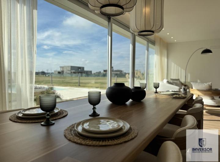 Casa · 205m² · 5 Ambientes · 2 Cocheras