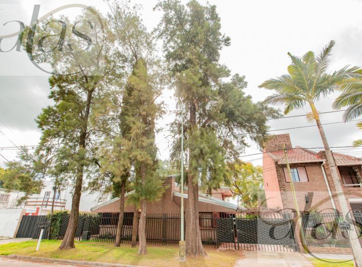 Casa · 480m² · 3 Dormitorios · 2 Cocheras