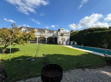 Casa · 331m² · 6 Ambientes · 3 Cocheras · Casa en Venta 6 Ambientes en Saint Mathews