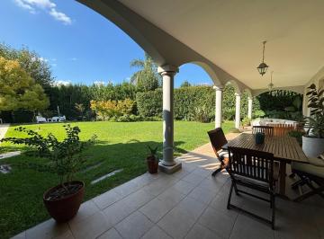 Casa · 331m² · 6 Ambientes · 3 Cocheras · Casa en Venta 6 Ambientes en Saint Mathews