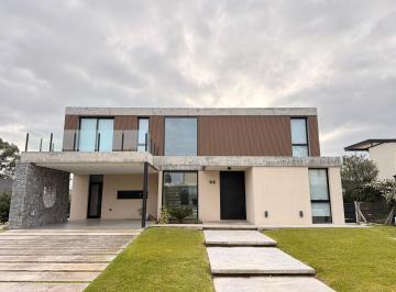 Casa de 5 ambientes, Esteban Echeverría · Exclusiva Casa de Categoria en Alquiler. Barrio Los Naranjos, Canning