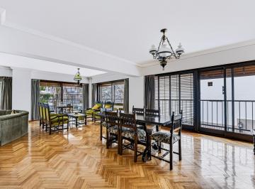 Piso con amplio balcón perimetral.
Palier privado, doble entrada.
Gran recepció · Piso con Amplio Balcón Perimetral. 4 Dorm. + Dependencia.2 Cocheras. Sauna.