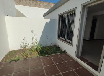 Casa · 60m² · 5 Ambientes · Venta Vivienda Interna en Alberdi. 2 Dorm Comodín. Patio. Totalmente Eléctrica. Apto Crédito. Cont