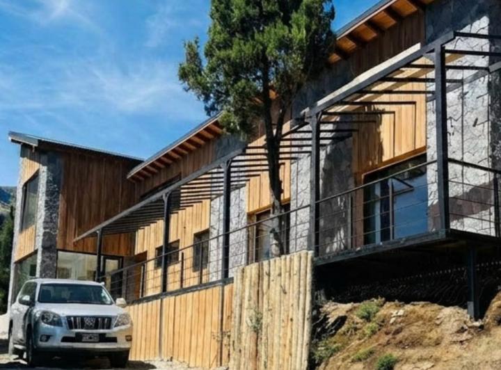 Casa · 180m² · 4 Ambientes · 5 Cocheras
