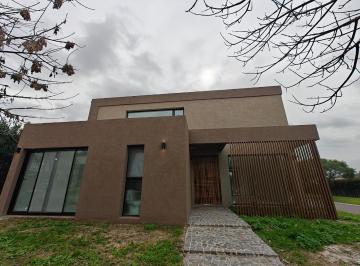 Casa · 230m² · 5 Ambientes · 2 Cocheras · Casa en Venta 5 Ambientes en Santa Guadalupe Pilar del Este