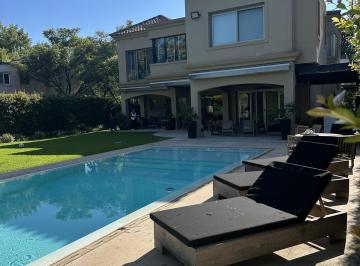 Casa · 530m² · 9 Ambientes · 2 Cocheras · Casa en Venta Pequeño Barrio Cerrado de 4 Dorm. en Lomas de Jockey