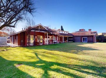 Casa · 1950m² · 7 Ambientes · 1 Cochera · Casa en Venta | Abril Club de Campo