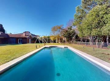 Casa · 1950m² · 7 Ambientes · 1 Cochera · Casa en Venta | Abril Club de Campo