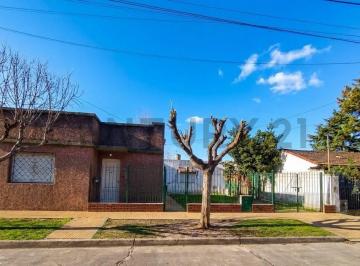 Casa · 108m² · 3 Ambientes · 2 Cocheras · Casa Tres Ambientes en Venta en Berazategui