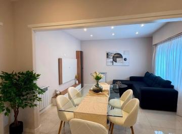 PH · 150m² · 4 Ambientes · 1 Cochera · Chalet en PH Desarrollado en Dos Plantas con Cochera.