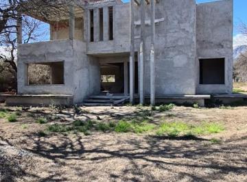 Casa · 219m² · 5 Ambientes · 1 Cochera · Casa a Terminar en Carpinteria Excelente Ubicacion